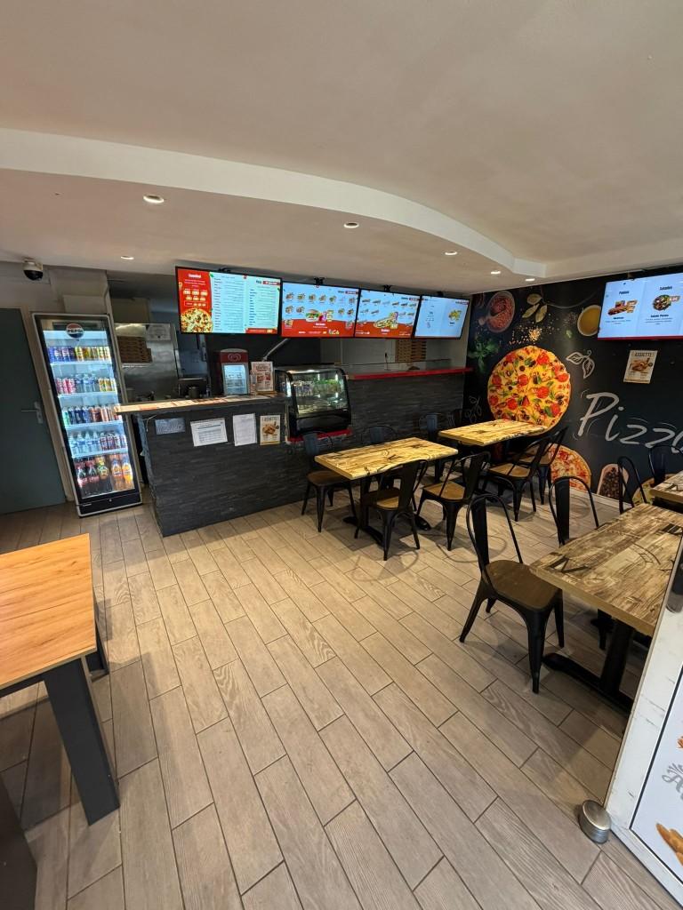 Intérieur My Ness Pizza — comptoir et salle