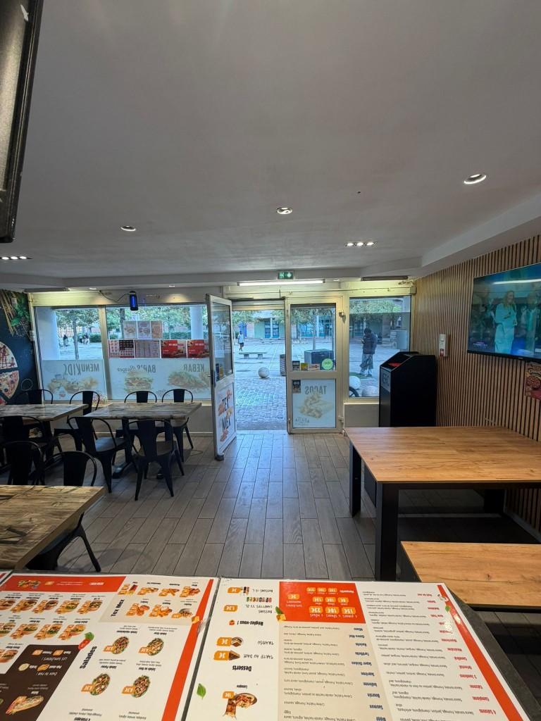 Salle My Ness Pizza — tables et ambiance
